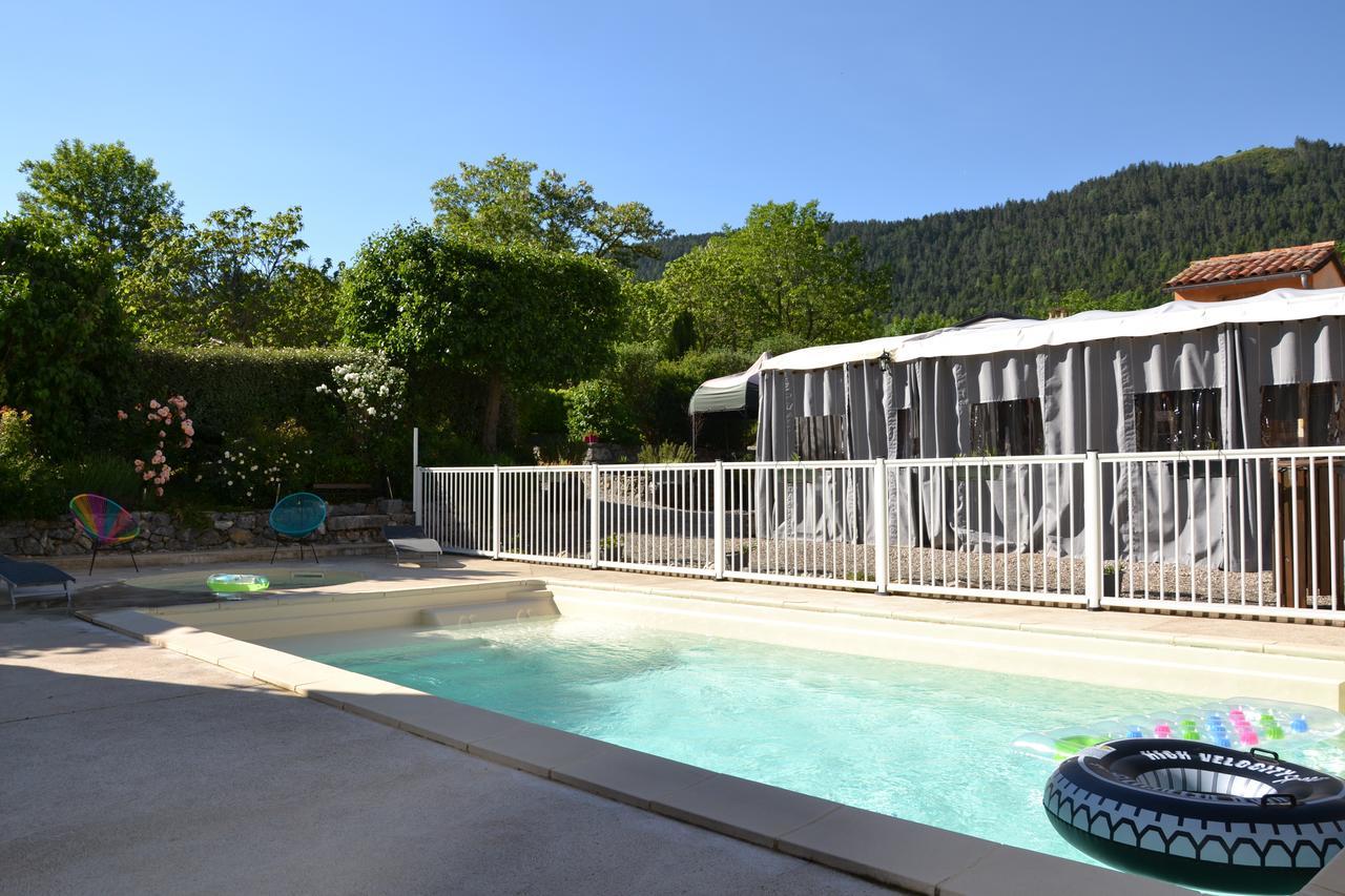Camping La Mare Aux Fees Hotel Roquefeuil Exterior foto